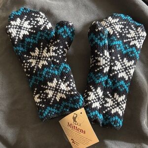 NWT Black Blue and White Snowflake Mittens wool/fleece lined artisan
